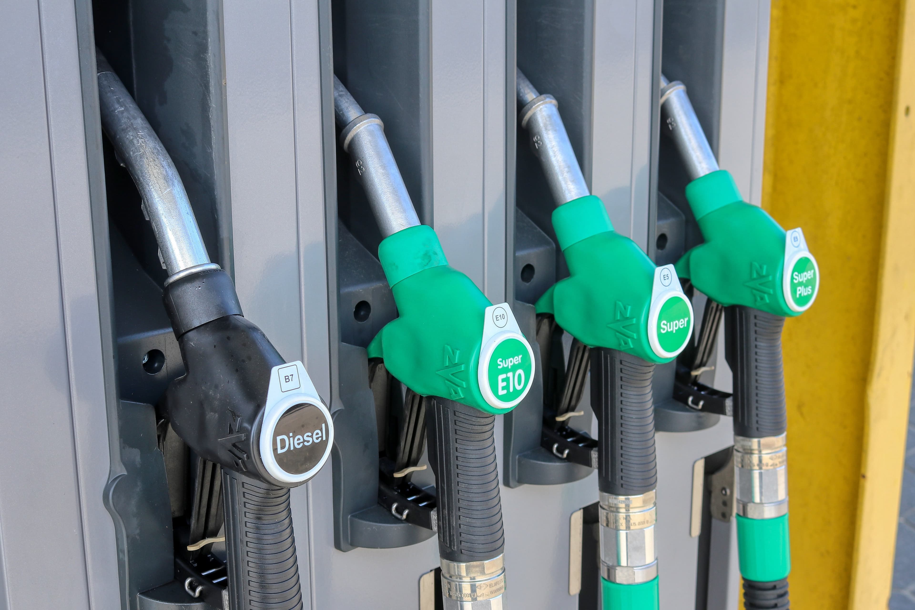 Wat bepaalt de benzineprijs? Zo zit het echt in elkaar