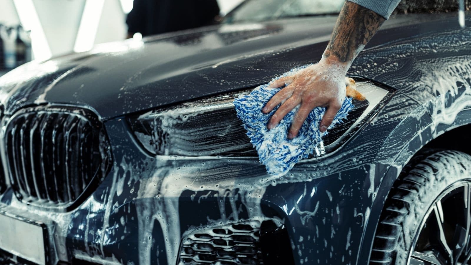 Je auto of motor wassen zonder krassen: zo doe je het thuis goed